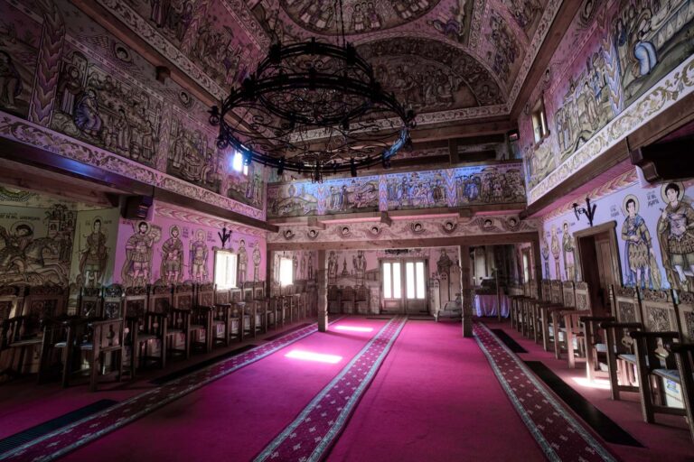 Interno affrescato del Monastero di Bârsana, una delle tradizionali chiese in legno in Romania nel Maramureș.
