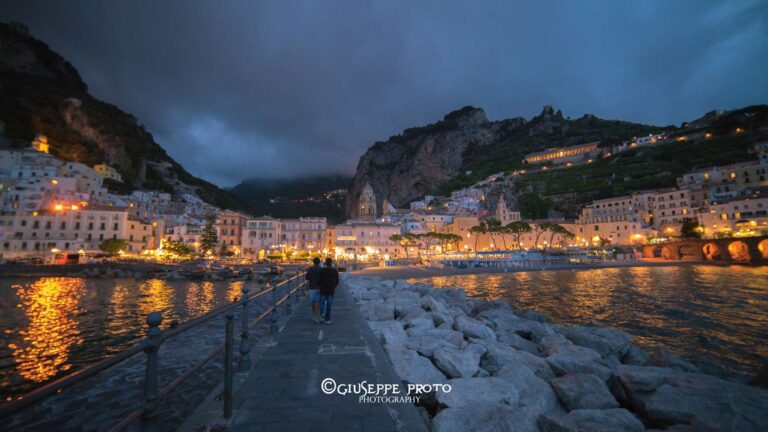 Vista panoramica notturna di Amalfi illuminata sul mare per l'evento ..incostieraamalfitana.it, foto di Giuseppe Proto