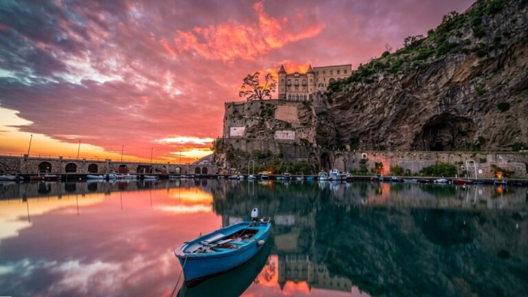 I riflessi dorati del tramonto sul porticciolo di Maiori e il Castello Miramare. Foto di Giuseppe Proto.