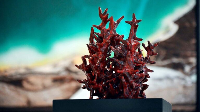 Scultura ceramica rossa a forma di corallo dell'artista Edi Magi abbinata alla poesia Ceramiche in versi.