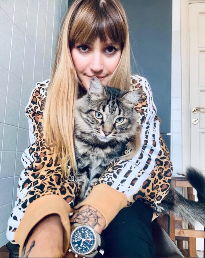 Elena Andreoli insieme a IGOR il gatto nuotatore, inseparabili compagni di avventure e di vita