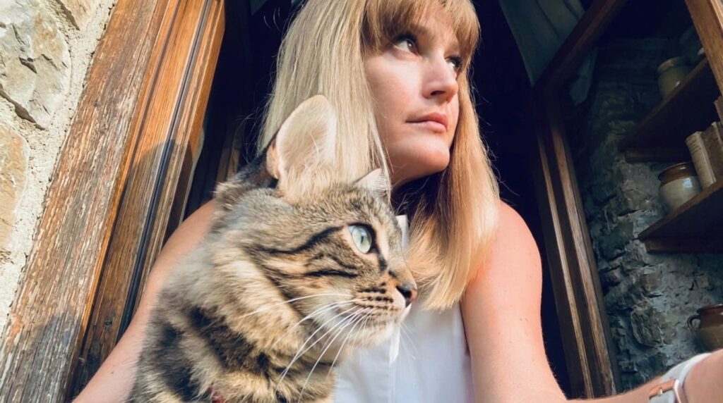 Elena Andreoli e IGOR il gatto nuotatore affacciati insieme alla finestra