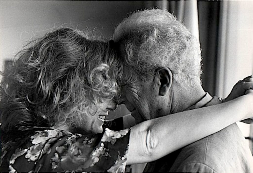 Ritratto intimo in bianco e nero in cui Enrica Fico abbraccia Michelangelo Antonioni poggiano le fronti l'uno contro l'altra, legato al tema dello sguardo dell'animale nell'arte.