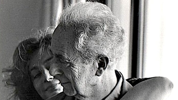 Un ritratto ravvicinato in bianco e nero di Michelangelo Antonioni ed Enrica Fico, che illustra il loro profondo legame e la passione condivisa per gli animali e l'arte.