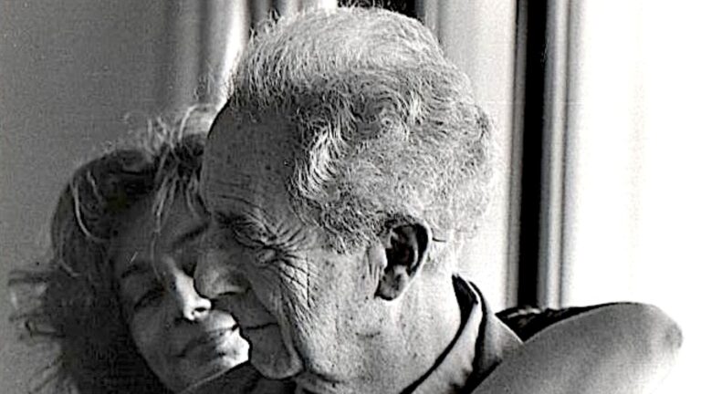 Un ritratto ravvicinato in bianco e nero di Michelangelo Antonioni ed Enrica Fico, che illustra il loro profondo legame e la passione condivisa per gli animali e l'arte.