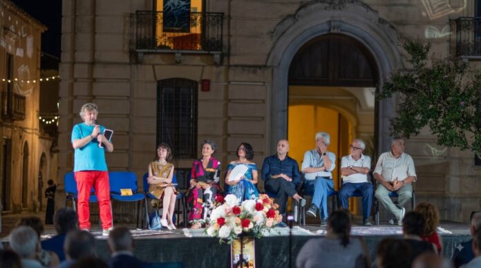 Nove autori e conduttori sul palco della prima edizione del Premio Letterario Palazzaccio a Oppido Mamertina, davanti a Palazzo Grillo.