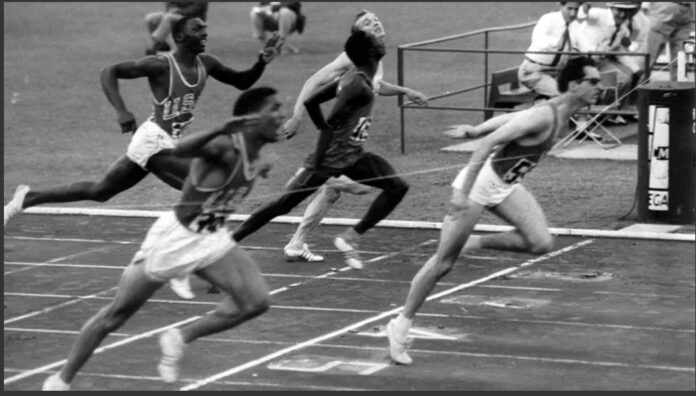 Livio Berruti taglia il traguardo della finale dei 200 metri alle Olimpiadi di Roma 1960 con occhiali da sole e scarpe bianche