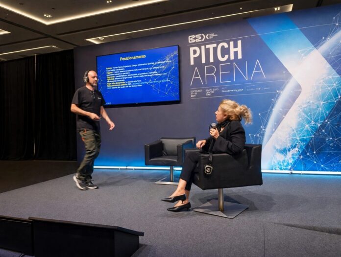 L'ArtiStar Stefania Camilleri presenta il progetto ExoHumanArt sul palco della Pitch Arena al BEX di Rimini.