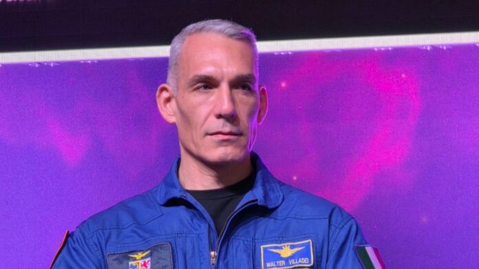 Primo piano dell'astronauta e Colonnello Walter Villadei in tuta di volo dell'Aeronautica Militare.