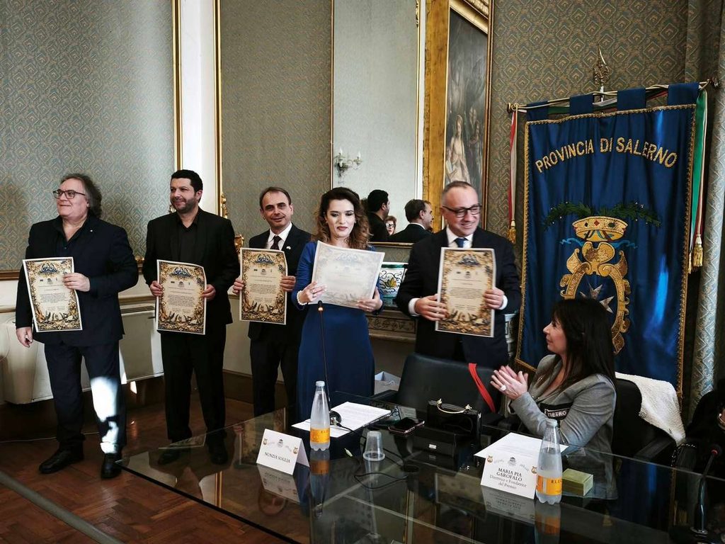 Il violinista Maestro Cavaliere Daniele Gibboni, il tenore Maestro Francesco Napoletano, il Maestro Luciano Marchetta, Maria Pia Garofalo, il Vicepresidente Giovanni Guzzo e la Prof.ssa Rosa Giulio al Premio Cilento in Opera Festival.