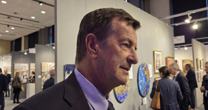 Intervista a Giorgio Gori, ritratto di profilo durante la fiera d'arte a Bex