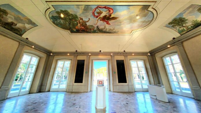 Mostra La via astratta di Roberto Floreani con l'opera Soglia del doppio allestita nel salone affrescato della GASC a Milano