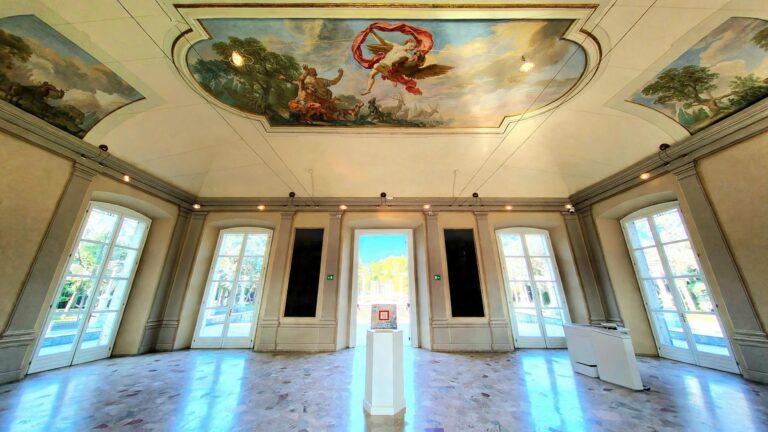 Mostra La via astratta di Roberto Floreani con l'opera Soglia del doppio allestita nel salone affrescato della GASC a Milano