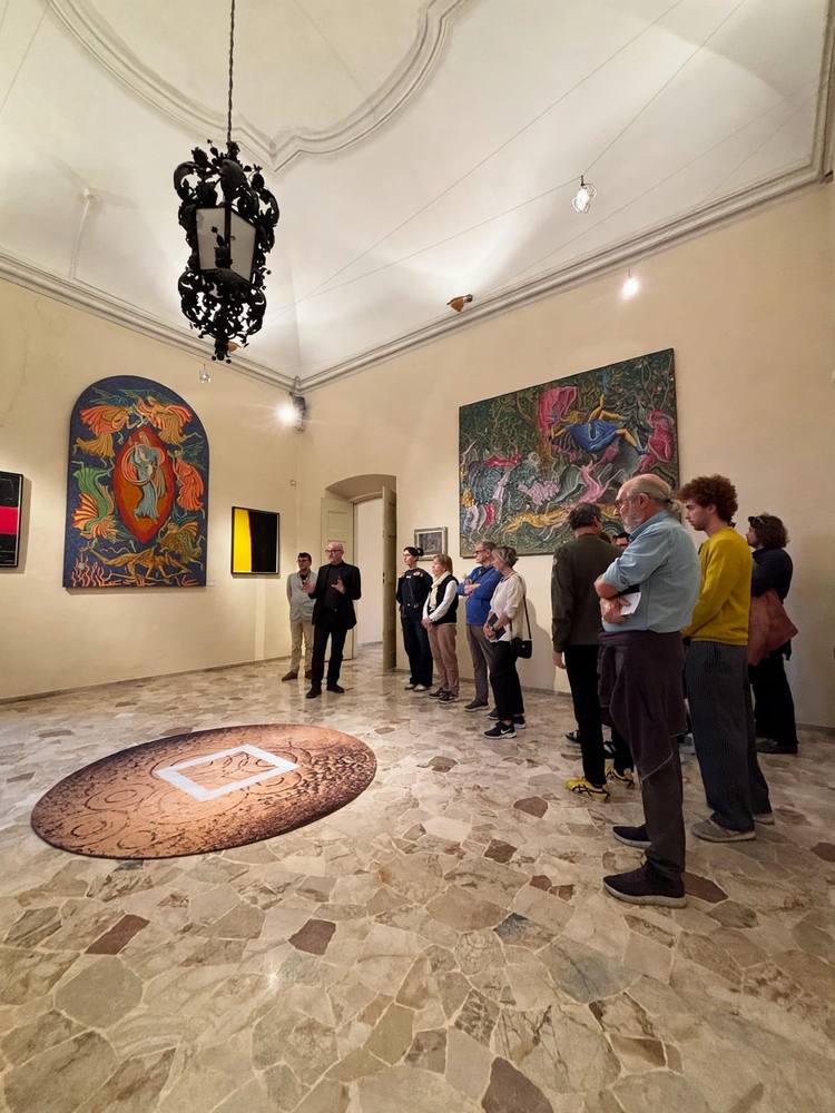 Pubblico presente in sala davanti all'opera Soglia della purezza per la mostra La via astratta di Roberto Floreani