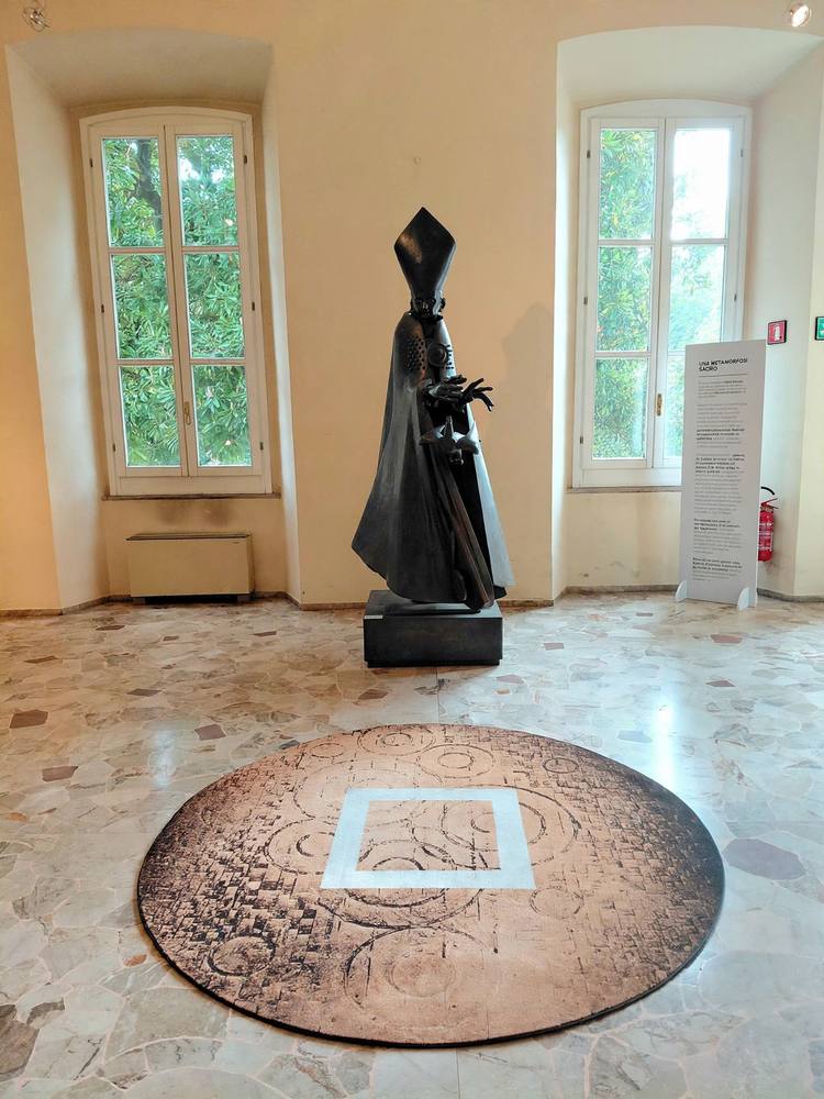 Opera Soglia della purezza con tappeto circolare di Roberto Floreani per la mostra La via astratta alla GASC
