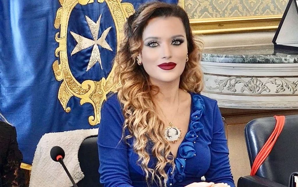 Ritratto in primo piano del soprano Maria Pia Garofalo, ideatrice e direttrice artistica del Premio Cilento in Opera Festival.