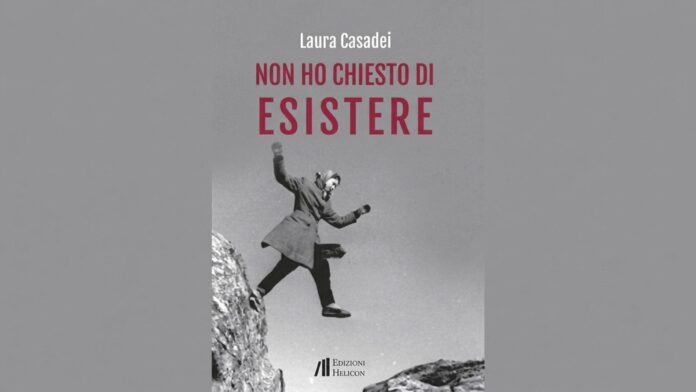 Copertina del romanzo Non ho chiesto di esistere di Laura Casadei con una ragazza che salta nel vuoto da una roccia.