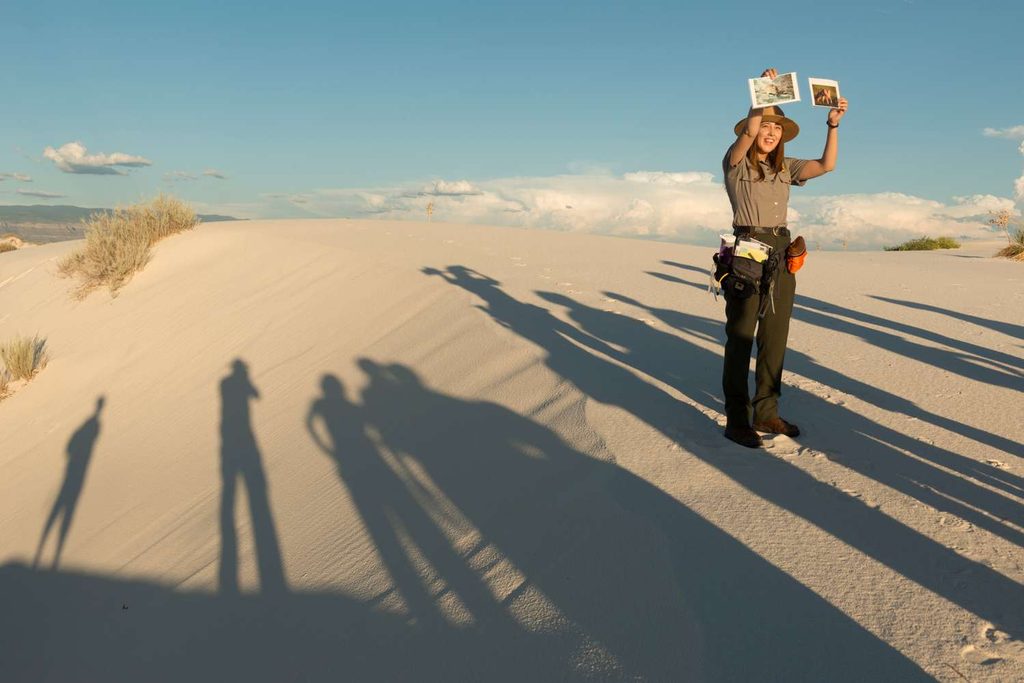 Un gruppo di ranger del parco attraversa le dune di gesso durante il tour al tramonto a White Sands.