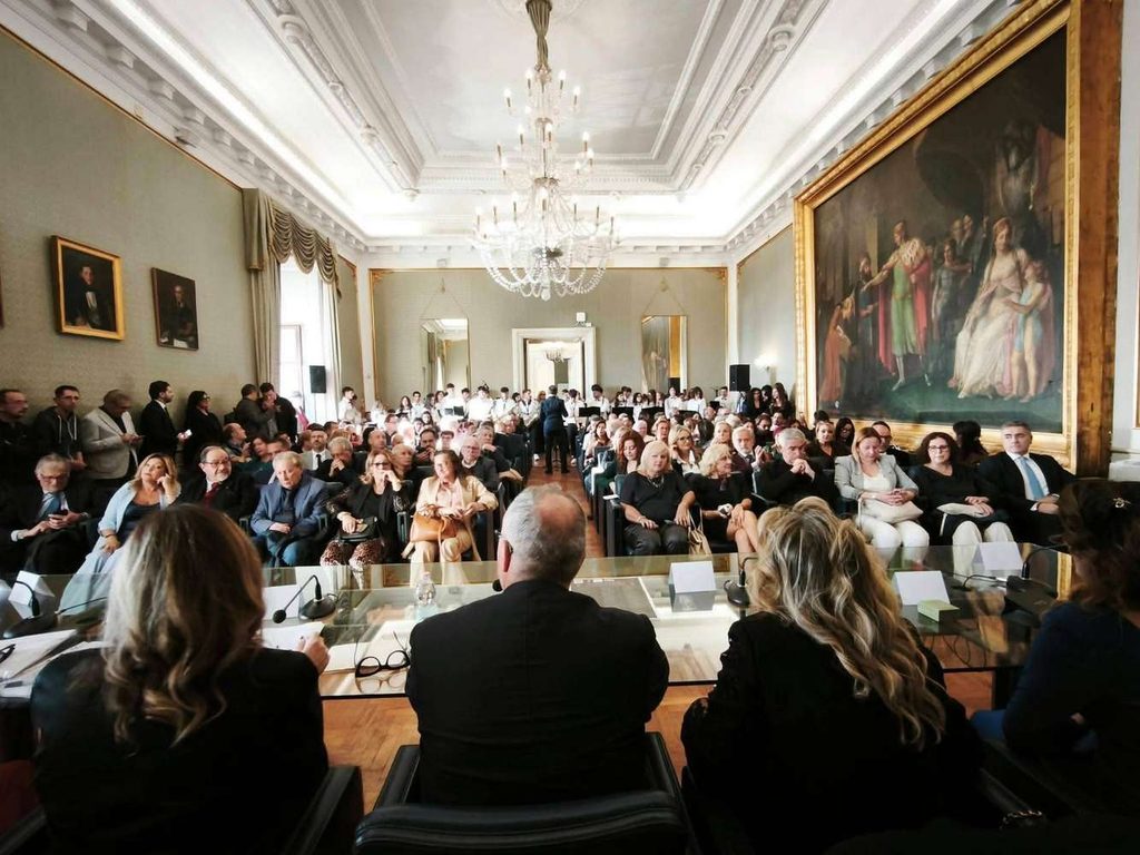 La platea gremita della Sala Bottiglieri di Salerno durante la quarta edizione del Premio Cilento in Opera Festival.