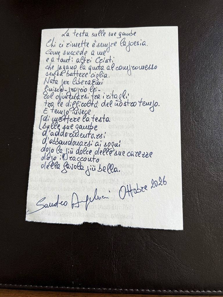 Manoscritto autografo della poesia La testa sulle sue gambe di Sandro Angelucci, scritto a mano in corsivo.