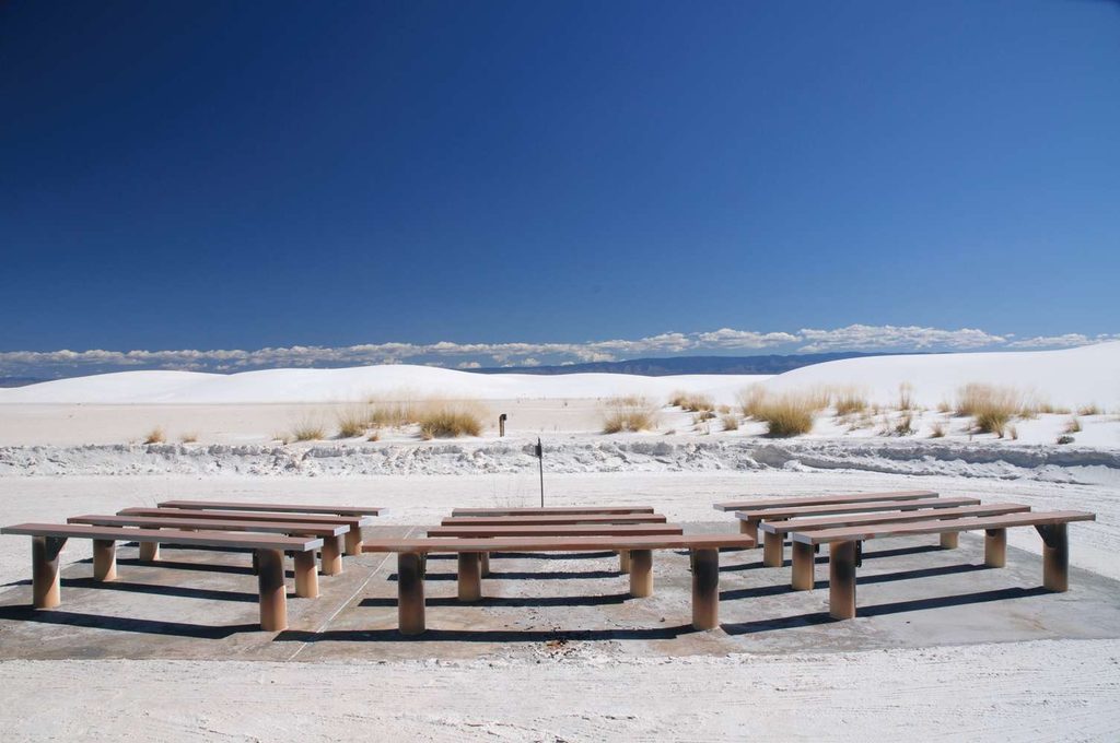Tavoli da picnic e griglie per il barbecue nell'area attrezzata per i visitatori a White Sands National Park.