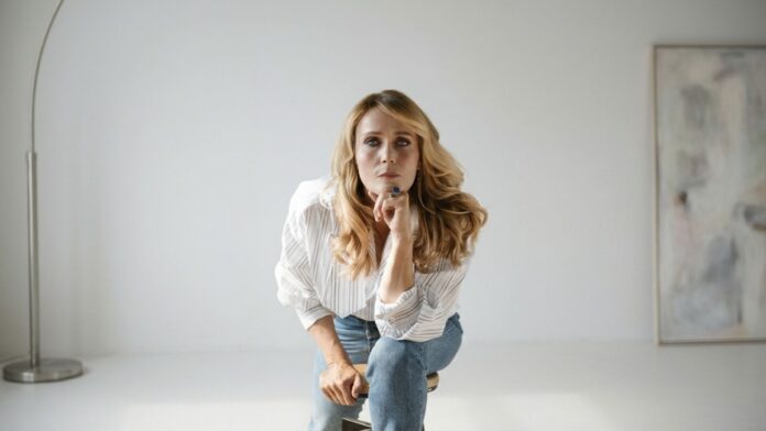 L'attrice Lucia Mascino presta il suo volto alla speciale iniziativa organizzata da ANDOS per promuovere la cultura della prevenzione al cinema. Attraverso il linguaggio del cinema e il coinvolgimento di testimonial del mondo dello spettacolo, il progetto punta a sensibilizzare un pubblico sempre più ampio sull'importanza della diagnosi precoce del tumore al seno e dei corretti stili di vita.