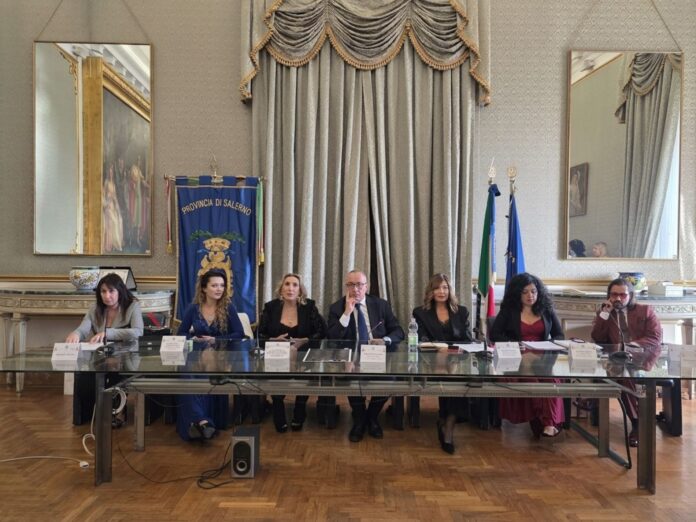 Tavolo d'onore e giuria del Cilento in Opera Festival nella Sala Bottiglieri di Salerno con la direttrice artistica Maria Pia Garofalo e le autorità.